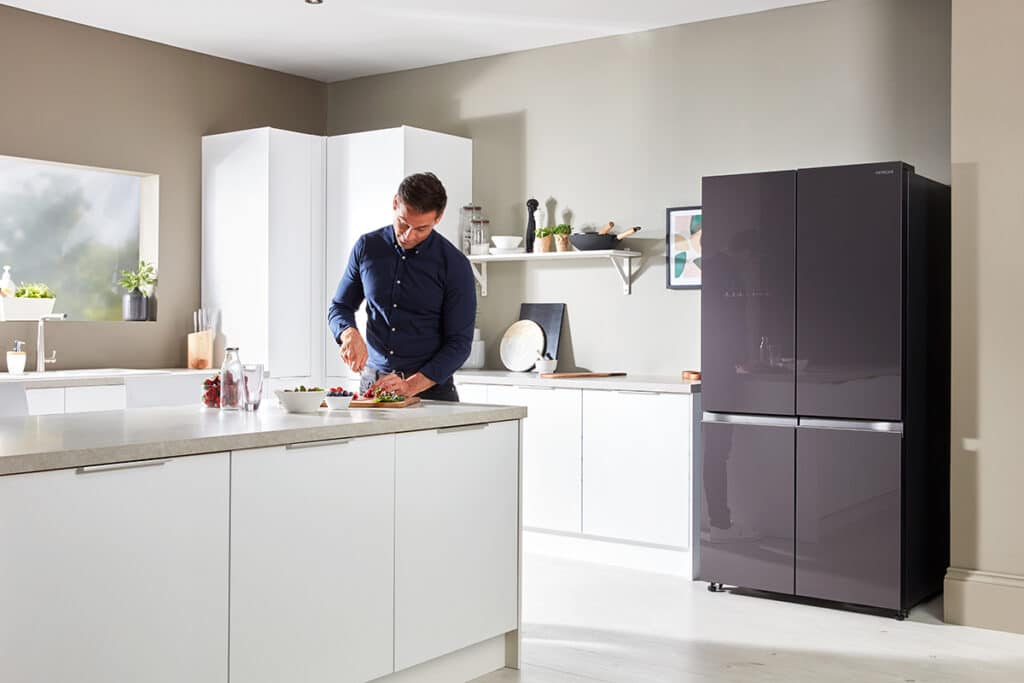 Die überarbeitete Kollektion von Hitachi mit französischen Türen und Gefrierschränken ist ab sofort exklusiv in den Niederlanden über @Qonac Appliances erhältlich. 6