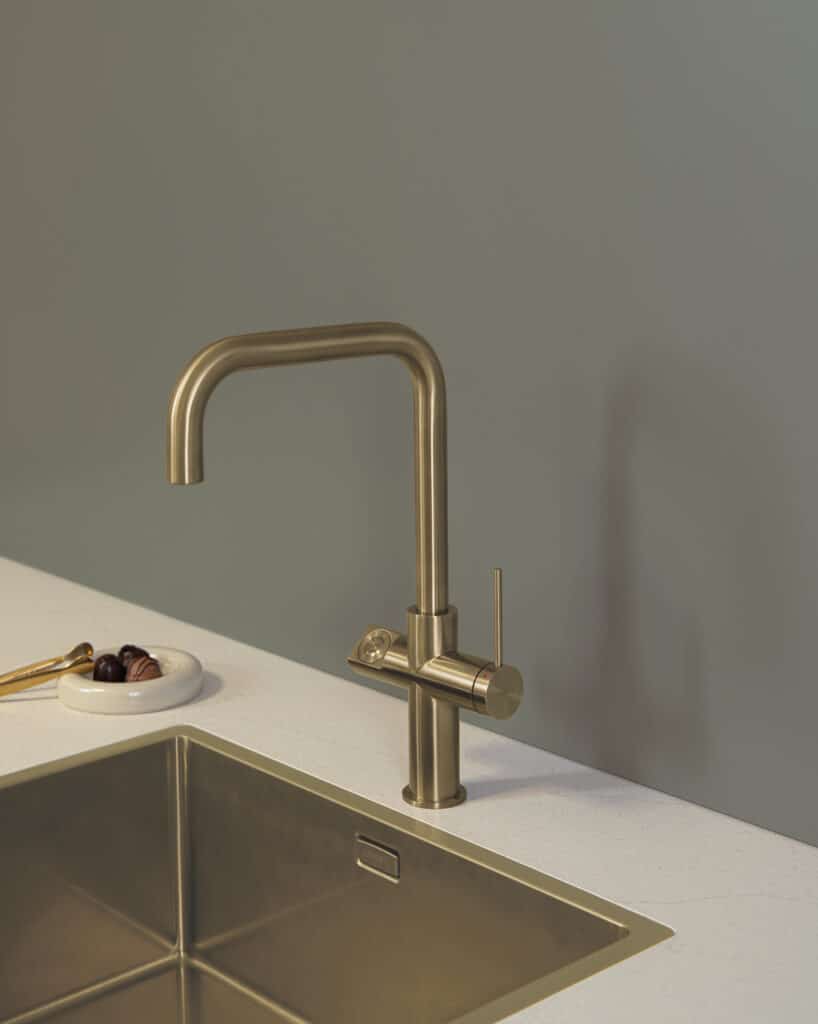 Introductie van nieuwe kokendwaterkraan en bijbehorende boiler bij Dekker Zevenhuizen 1