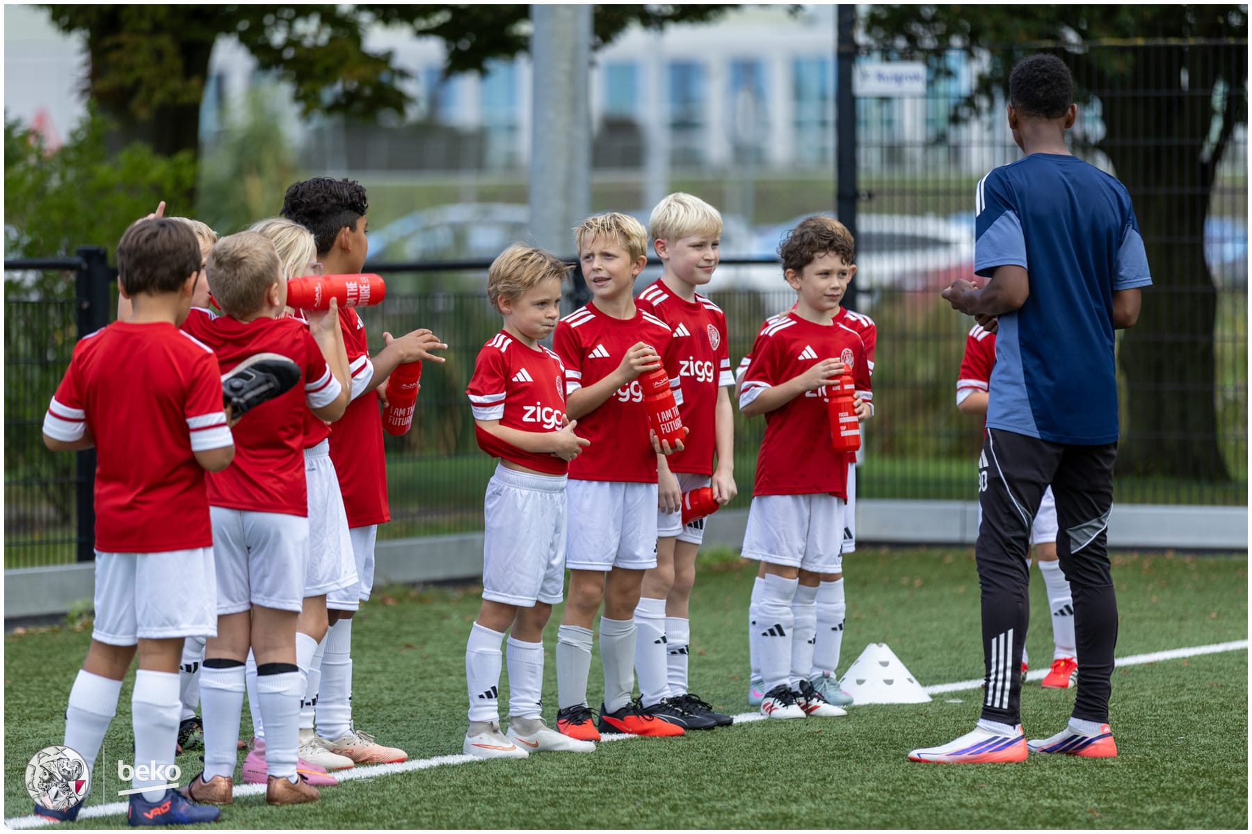 Beko en Ajax brengen vertrouwen tot leven tijdens voetbalclinic op De Toekomst 1