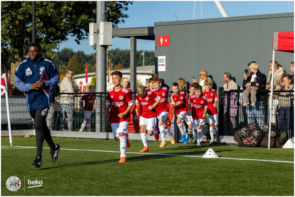 Beko en Ajax brengen vertrouwen tot leven tijdens voetbalclinic op De Toekomst 1